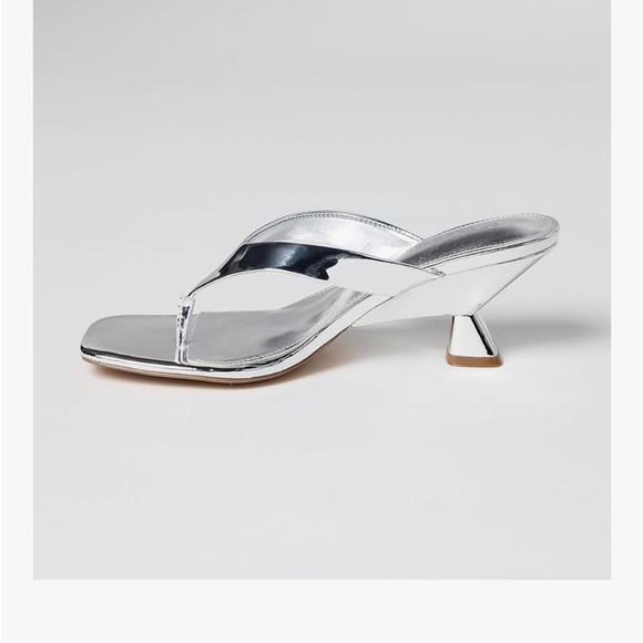 NWT The Drop Chic Silver Dakota Thong Sandal with Sculpted Heel  size 11 - Picture 2 of 11